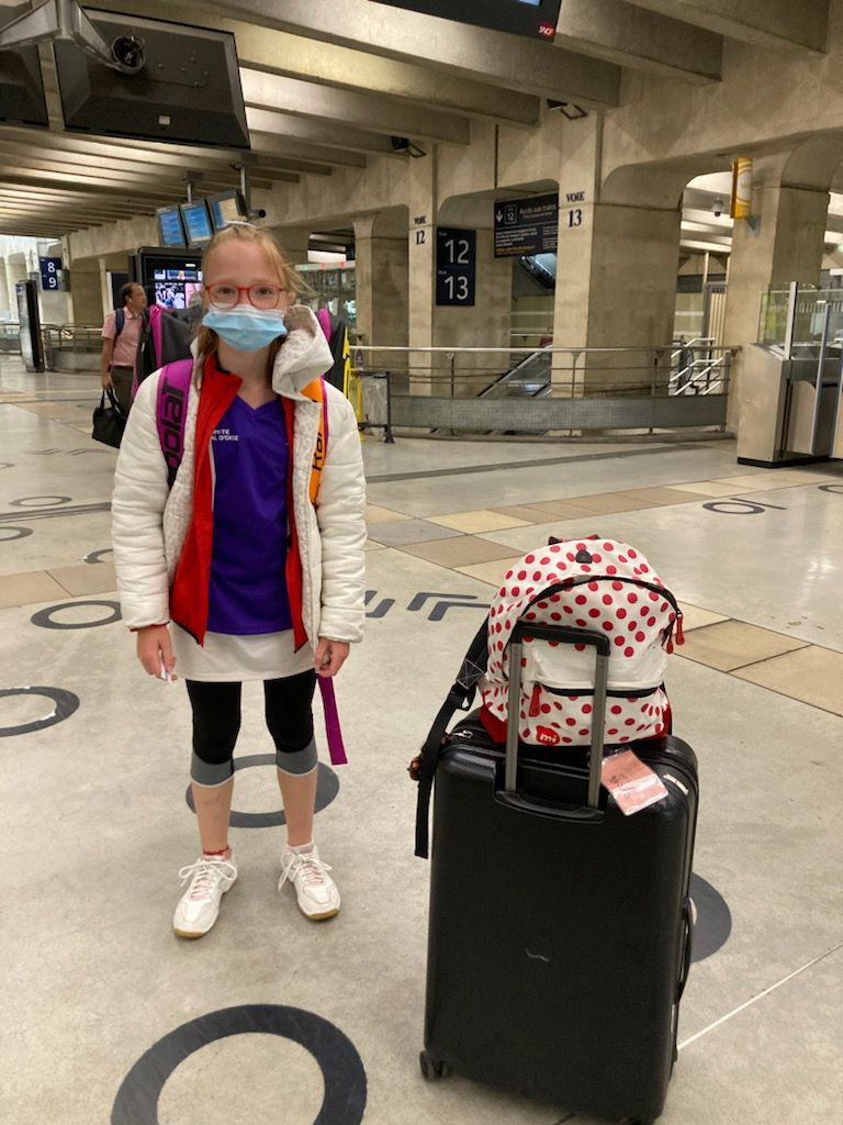 Gare Montparnasse pour Anna , direction Agen pour le tournoi Tennis Europe du Passage